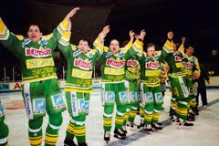 Radost vsetínských hokejistů po zisku prvního titulu v roce 1995