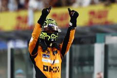 Pilot McLarenu Lando Norris slaví triumf ve VC Abú Zabí F1 2024