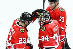 Philipp Kurashev a Petr Mrázek z Chicaga po zápase NHL