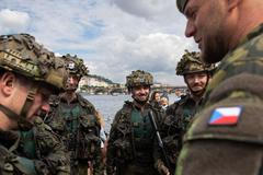 Armáda na Náplavce v Praze, 30 let výročí, vojáci, cvičení, děti, Náplavka