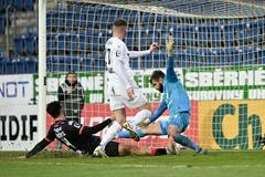Marko Kvasina (v bílém) dává Pardubicím gól, který však útočníkovi Slovácka odebral VAR