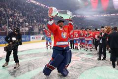 Šimon Hrubec slaví triumf v Lize mistrů