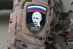 Velitel ukrajinských dronařů zveřejnil video, na kterém ruské drony číhají až 40 km za frontou