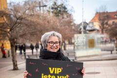 Jana Valdrová Kyselová při sběru podpisů, které jsou jednou z podmínek pro kandidaturu za STAN