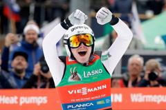 Domen Prevc oslavuje světový rekord v letech na lyžích