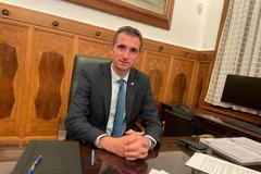 První chvíle Lukáše Vlčka v křesle nového ministra průmyslu a obchodu, na kterém vystřídal  Jozefa Síkelu