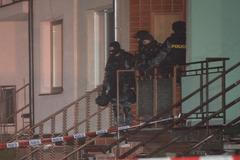 Uherský Brod / střelba / Zdeněk Kovář Uherský Brod / střelba / Zdeněk Kovář Zásahová jednotka opouští dům po zásahu