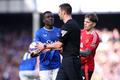 Záložník Evertonu Idrissa Gueye diskutuje s rozhodčím Andrewem Madleyem