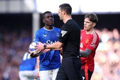 Záložník Evertonu Idrissa Gueye diskutuje s rozhodčím Andrewem Madleyem