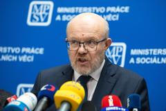 Ministr zdravotnictví Vlastimil Válek na tiskové konferenci ke krizi ve zdravotnictví, Mladí lékaři, zdravotnictví, krize
