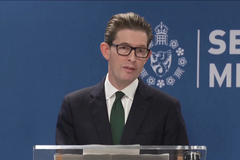 Ruská GRU se snaží způsobit „chaos“, tvrdí šéf britské špionážní služby MI5 Ken McCallum