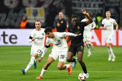 Igoh Ogbu v zápase Slavie ve Frankfurtu v Evropské lize