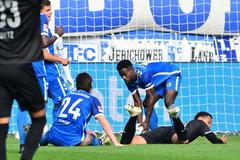 Daniel Heber z Magdeburgu vzal míč do ruky v nepřerušené hře