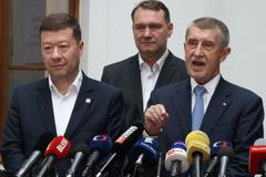 Předseda SPD Tomio Okamura a předseda ANO Andrej Babiš se nyní přetahují o podobnou skupinu voličů. Při jejich oslovování volí stále ostřejší slovník.