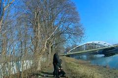 Záběry ukazují zadržení mladíka obviněného z útoku v Hradci Králové