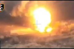 Ukrajinci trefili ruský tank a zapálili ho "dračím" dronem s termitovou směsí