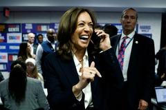 Kamala Harrisová při hovoru s jedním ze svých voličů