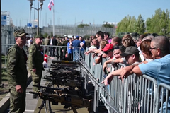 Rusové si do Rostovu přišli prohlédnout ukořistěnou západní techniku