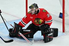 Brankář Petr Mrázek v dresu Chicaga při zápase NHL