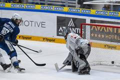 Peter Mueller z Brna dává svůj druhý gól v zápase Kometa - Karlovy Vary, do branky Dominika Frodla