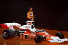 Zahájení sezony F1 75: Lando Norris a monopost F1 McLaren z roku 1975