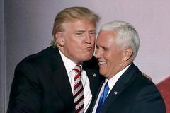 Donald Trump se zdraví s Mikem Pencem po jeho projevu, 21. července 2017.