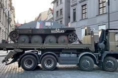 Stíhač tanků Hetzer, který ukořistili Češi během Pražského povstání, dorazil do města (30. 4. 2025)