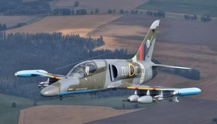 Letoun L-159 Alca české armády v zabarvení připomínajícím slavné stíhačky Spitfire britského RAF.