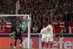 Liga mistrů, Stuttgart - Sparta: Alexander Nübel se marně natahuje po ráně Kaana Kairinena