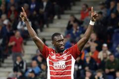 Abdallah Sima slaví gól Brestu v Salcburku v Lize mistrů