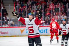 Filip Chlapík slaví gól Sparty ve čtvrtém čtvrtfinále play off proti Třinci