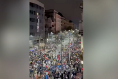 Při demonstraci v Bělehradě zavládla panika. Použila srbská policie proti lidem zvukové dělo?