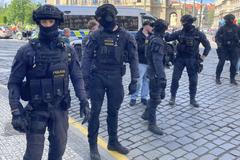 Uvolněte tento prostor, vyzývali těžkooděnci mladé demonstranty. Nikdo se ani nehnul