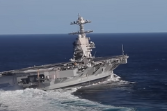 Americká letadlová loď Gerald R. Ford provádí vysokorychlostní obraty