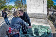 Bronzová socha Victora Noira (Paříž, Francie), Sochy se sešlapanými či ošoupaným částmi z důvodu pověrčivosti turistů