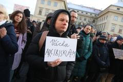 Anketa Aktuálně.cz: Lidé říkají, proč podporují kněze Váchu proti arcibiskupu Graubnerovi