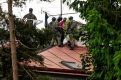 policie, policisté, zásahová jednotka, squatteři, squatterka, střecha