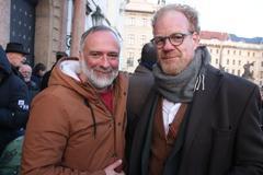 Fůůůůj! volali kritici arcibiskupa před jeho palácem. Zastávali se kněze Orko Váchy