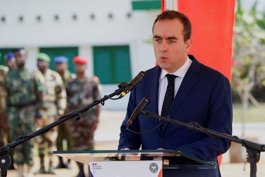 Francouzská vláda ustála hlasování o nedůvěře, nyní ji čeká bitva o rozpočet