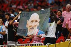 Plakát "starce" Lionela Messiho  v hledišti osmifinále MS klubů PSG - Inter Miami