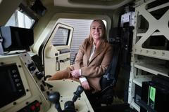 Jana Černochová si během své návštěvy firmy SVOS Přelouč vyzkoušela jejich vozidlo Mars, které chce - vyzbrojené švédským raketovým kompletem - koupit českým vojákům (8. 4. 2025).