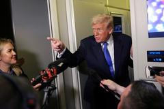 Politické bizáry - Trumpovi po dotazu novináře ztuhnul úsměv