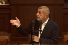 "Nová totalita," křičel Babiš za potlesku ANO a SPD. "Fakt směšné, žádná totalita," řekl Benda z ODS