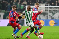 Pavel Šulc, Julio Romao a Matěj Vydra v zápase EL Ferencváros - Plzeň