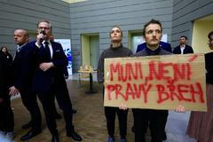 Studenti protestující proti Fialovi na FSS