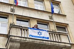 Starostka Terezie Radoměřská vrací zpět Izraelskou vlajku