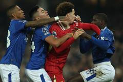 Curtis Jones z Liverpoolu v obležení hráčů Evertonu