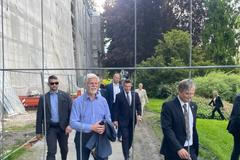 Prezident Petr Pavel prochází v Bruntále místy, kde probíhají opravy místního zámku.