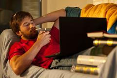 kouření, gauč, zdraví