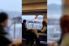 Úder na ropnou rafinérii v ruské Tuapse sledovali lidé z projíždějících vlaků